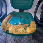 Cadeiras e mesas em péssimo estado