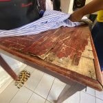 Cadeiras e mesas em péssimo estado